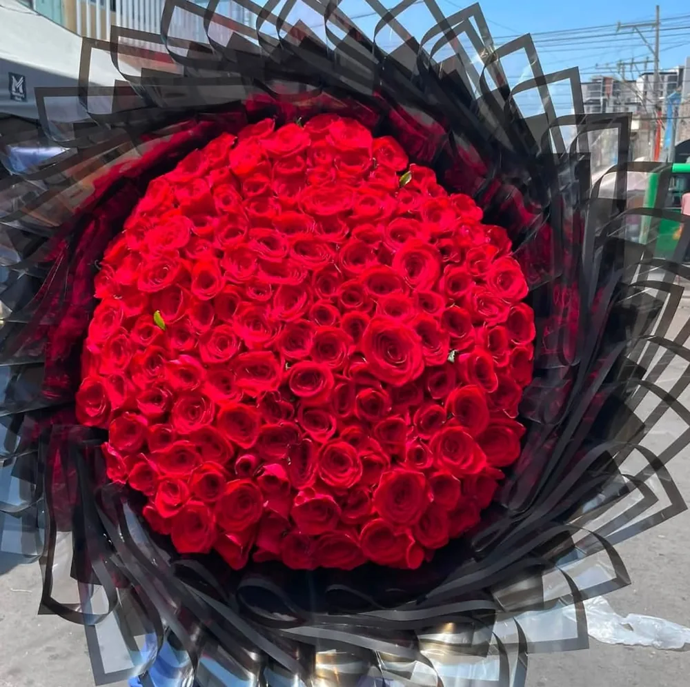 Ramo monumental de rosas rojas con envoltura negra de autor, Floristería Vallejo Guadalajara
